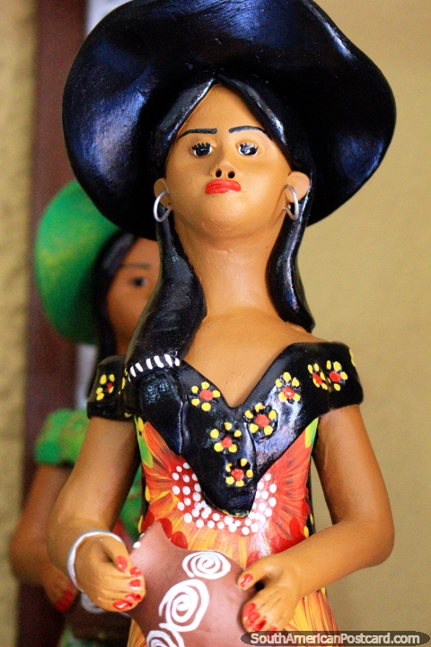 Una vaquera que sostiene un florero, cultura local representada con figurillas y arte en Sao Luis. (480x720px). Brasil, Sudamerica.