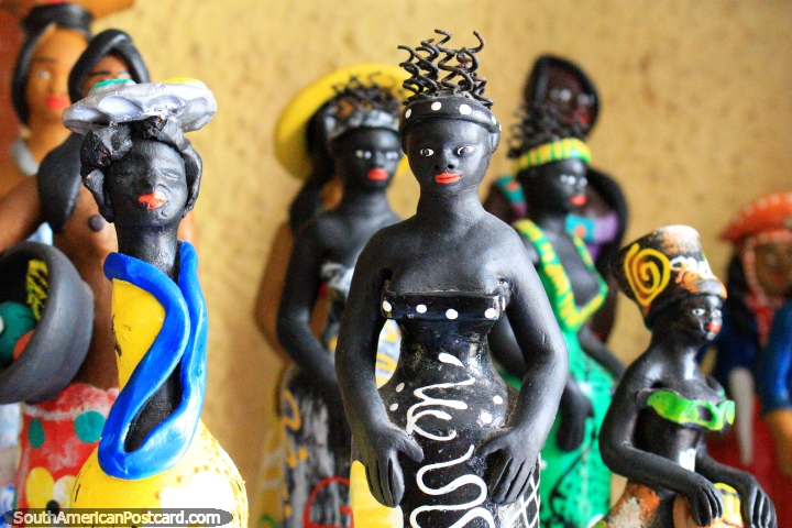 Cultura Africana, figuras vestidas con ropa tradicional, arte en Sao Luis. (720x480px). Brasil, Sudamerica.