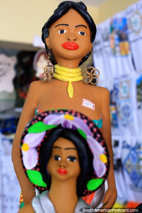Mulher com grandes brincos e um rolo de pescoo amarelo, ofcios de So Luis, Rua Portugal. (480x720px). Brasil, Amrica do Sul.