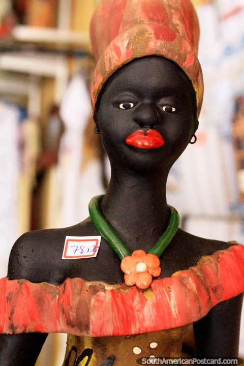 Uma mulher africana vestida com uma roupa vermelha, artesanato na Rua Portugal em So Luis. (480x720px). Brasil, Amrica do Sul.