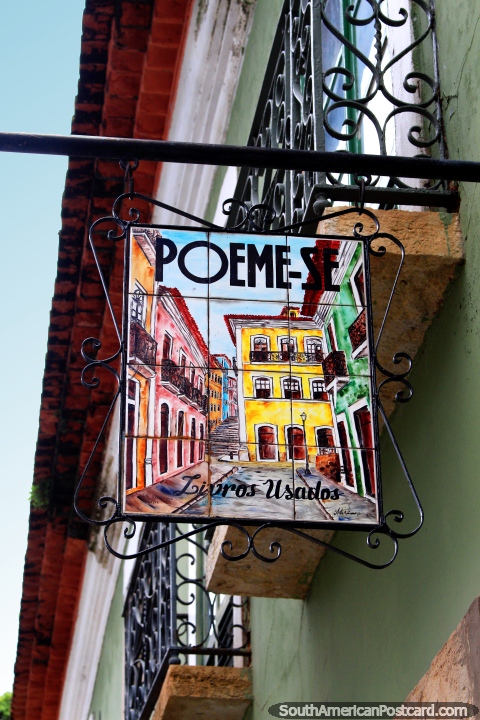 Poeme-Se Livros Usados, um sinal de rua coberto com telhas em So Luis histrico, balco de ferro. (480x720px). Brasil, Amrica do Sul.