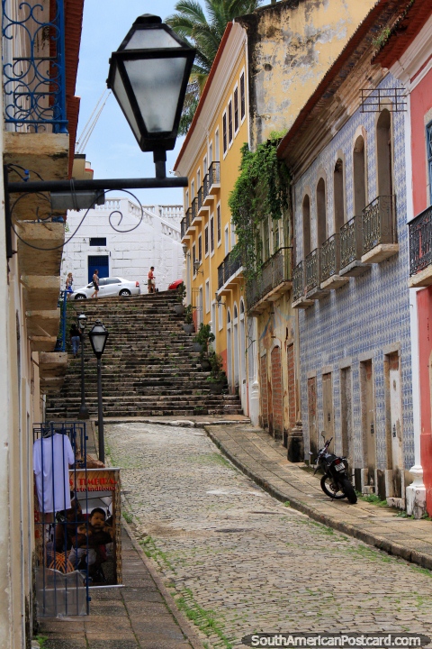 Rua de pedra arredondada fina, iluminação de rua, velhos edifïcios e escada em São Luis. (480x720px). Brasil, América do Sul.