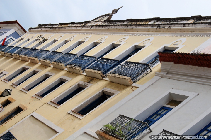 Filas de balcones de hierro y ventanas, viejos edificios Franceses en Sao Luis. (720x480px). Brasil, Sudamerica.