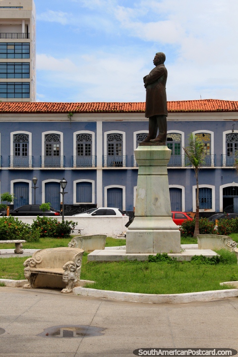 Plaza Benedito Leite y una estatua de Benedito Leite (1857-1909), político y gobernador, Sao Luis. (480x720px). Brasil, Sudamerica.