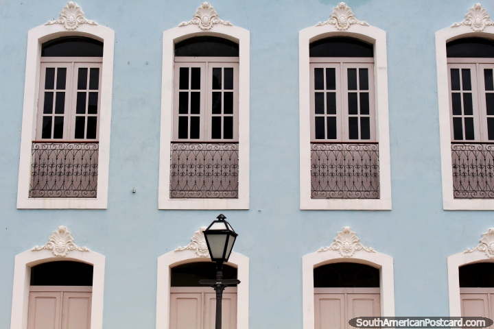 Bela fachada com grades de ferro com janelas ornamentais de madeira e portas, São Luis. (720x480px). Brasil, América do Sul.