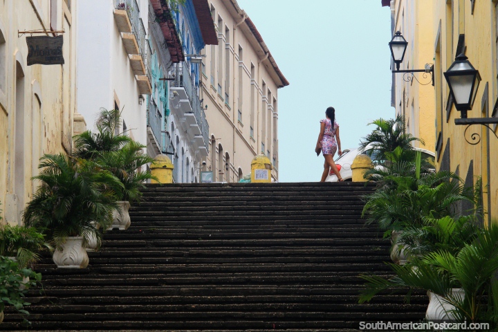 Mirando hacia arriba escaleras, farolas, helechos, edificios antiguos y un modelo, centro histórico en Sao Luis. (720x480px). Brasil, Sudamerica.