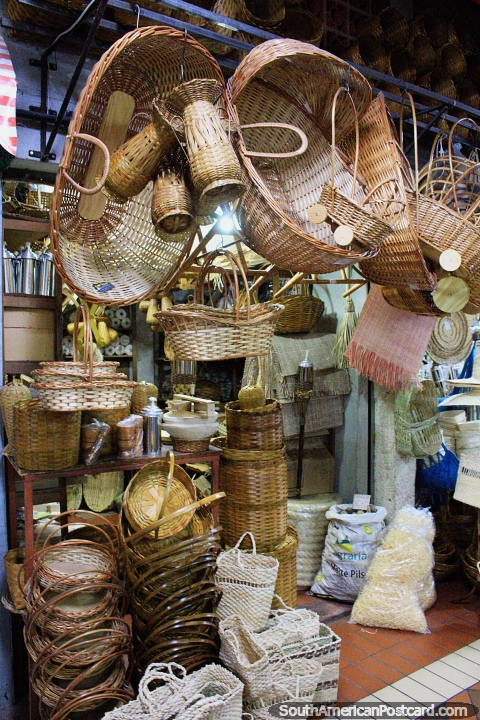 Una hermosa variedad de productos de caa incluyendo cestas en el Mercado Central en Belo Horizonte. (480x720px). Brasil, Sudamerica.