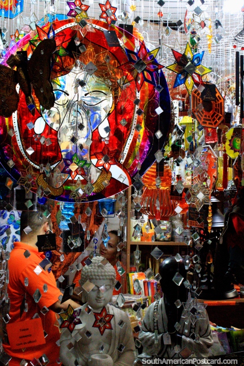 Espectculos mviles en vitrales, brillantes en el Mercado Central de Belo Horizonte. (480x720px). Brasil, Sudamerica.