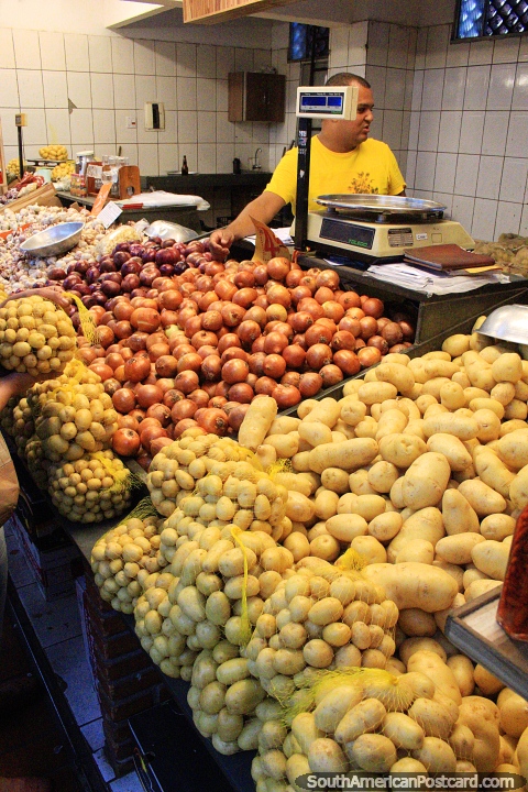 Potatoes, onions and garlic, beautiful produce at Central Market in Belo Horizonte. (480x720px). Brazil, South America.