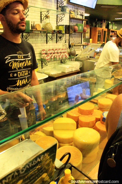Uma de muitas lojas que vendem uma ampla variação de queijos no grande Mercado Central em Belo Horizonte. (480x720px). Brasil, América do Sul.