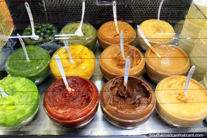 Sweet toppings, fruity flavors, chocolate flavors, simply wow, Central Market, Belo Horizonte. (720x480px). Brazil, South America.
