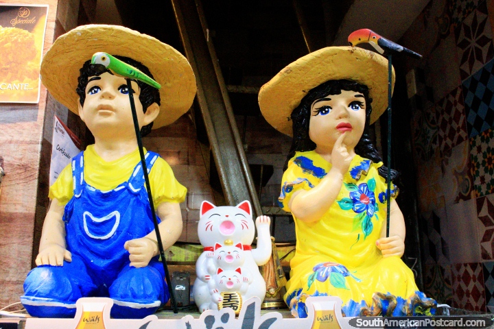 Un par de muecas que sostienen pjaros del juguete, artes en el Mercado Central en Belo Horizonte. (720x480px). Brasil, Sudamerica.