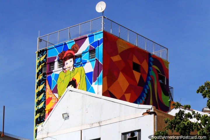 Um mural fantástico de uma mulher em cores alta em cima de um edifïcio em Belo Horizonte central. (720x480px). Brasil, América do Sul.