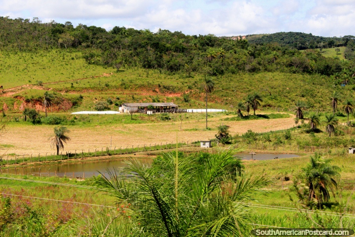 A bela zona rural como o nibus desenha mais perto a Ouro Preto nas montanhas. (720x480px). Brasil, Amrica do Sul.