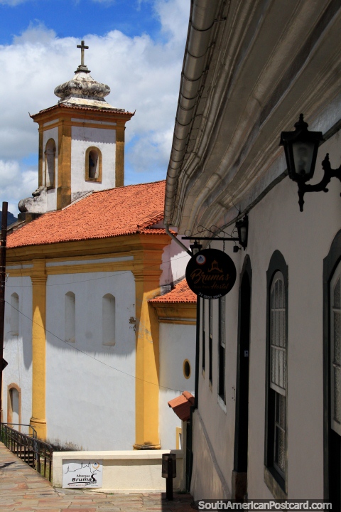 La Iglesia de Nuestra Señora de la Misericordia, una de las muchas antiguas iglesias del histórico Ouro Preto. (480x720px). Brasil, Sudamerica.