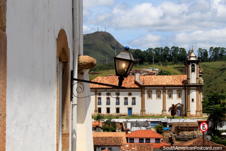 A Igreja Nossa Senhora faz Carmo, uma colocação espetacular em Ouro Preto. (720x480px). Brasil, América do Sul.