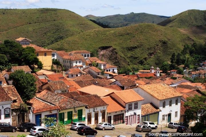 Un mar de techos de tejas rojas y un fondo verde de colinas en Ouro Preto, sensacional! (720x480px). Brasil, Sudamerica.