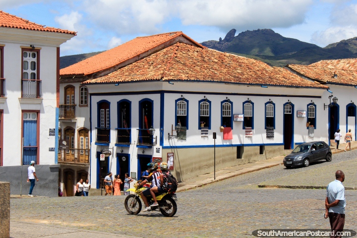 Hermosos edificios de azulejos y casas alrededor de la Plaza Tiradentes en Ouro Preto. (720x480px). Brasil, Sudamerica.