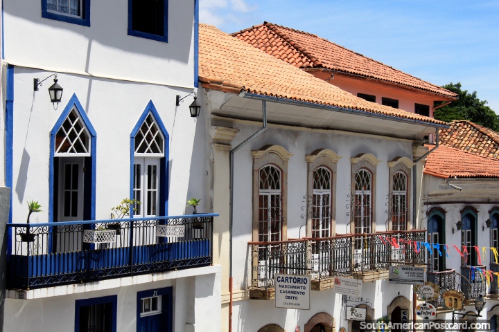 Balcões de ferro e janelas decoradas das casas em Ouro Preto. (720x480px). Brasil, América do Sul.