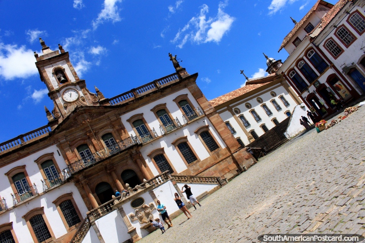 Uma esquina assombrosa de Praça Tiradentes em Ouro Preto, com arquitetura Barroca bem conservada. (720x480px). Brasil, América do Sul.