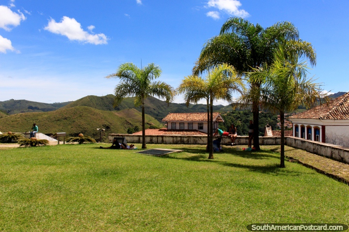 Os belos gramados e as palmeiras em volta da Igreja Nossa Senhora fazem Carmo em Ouro Preto. (720x480px). Brasil, América do Sul.