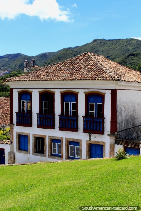 Os edifïcios coloniais com fachadas bem conservadas, telhados cobertos com telhas e janelas decoradas e balcões são uma caracterïstica de Ouro Preto. (480x720px). Brasil, América do Sul.