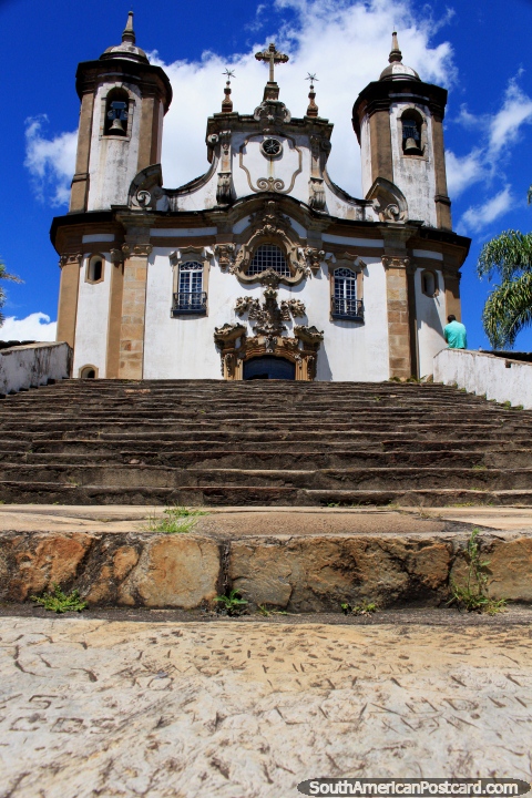 A Igreja Nossa Senhora faz Carmo em Ouro Preto, somente uma de muitas velhas igrejas aqui! (480x720px). Brasil, América do Sul.