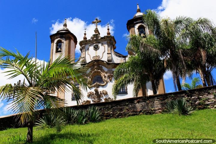 Palmeras alrededor de la Iglesia Nossa Senhora do Carmo hacer una bonita imagen en Ouro Preto! (720x480px). Brasil, Sudamerica.