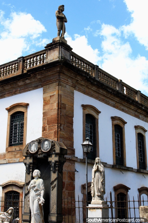 Estátuas e monumentos no cemitério em Ouro Preto, lembrou-me de Recoleta em Buenos Aires. (480x720px). Brasil, América do Sul.