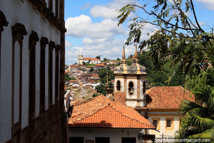 A igreja de Santa Efigenia pode ver-se através do vale sobre o cume de morro de todos em volta de Ouro Preto. (720x480px). Brasil, América do Sul.