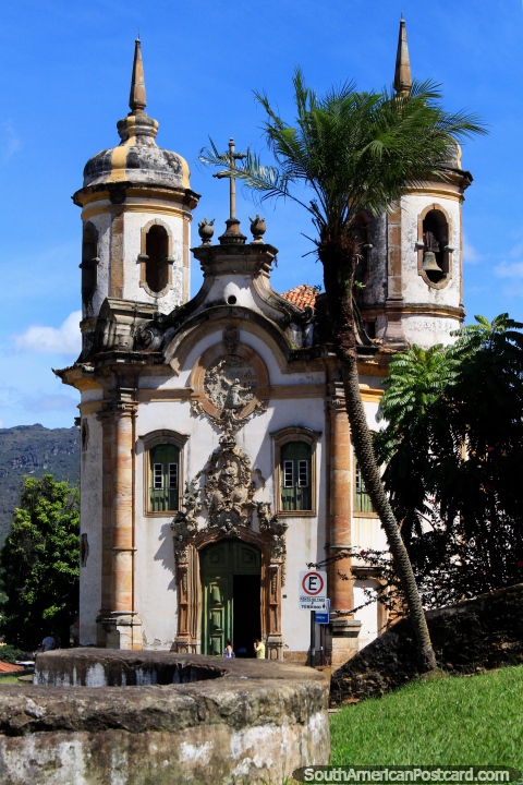 Iglesia de San Francisco de Ass, situada junto al mercado de artesanas de Ouro Preto. (480x720px). Brasil, Sudamerica.