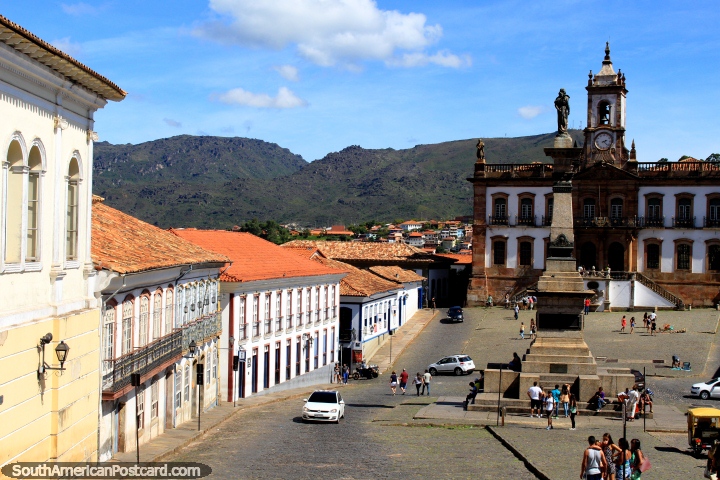 Gran Plaza Tiradentes en Ouro Preto con edificios Barrocos y Coloniales que rodean la plaza. (720x480px). Brasil, Sudamerica.