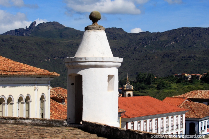 Esquina del Bastin en el antiguo Palacio de Gobernadores y el pico de Itacoloma en la distancia en Ouro Preto. (720x480px). Brasil, Sudamerica.