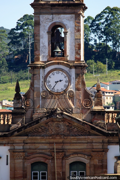A vista de perto de torre de relgio no Museu de Conspirao que est em Praa Tiradentes em Ouro Preto. (480x720px). Brasil, Amrica do Sul.
