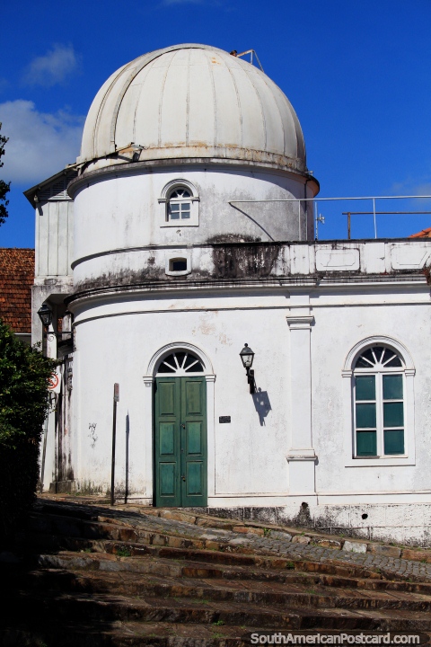 Observatrio de astronomia em Ouro Preto, edifcio branco cupulado. (480x720px). Brasil, Amrica do Sul.