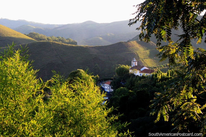 A finales de la tarde en Ouro Preto y la luz comienza a bajar a travs del valle. (720x480px). Brasil, Sudamerica.