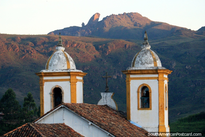Mirando sobre las torres de la iglesia hasta el pico de la Itacoloma cuando el sol se desvanece en Ouro Preto. (720x480px). Brasil, Sudamerica.