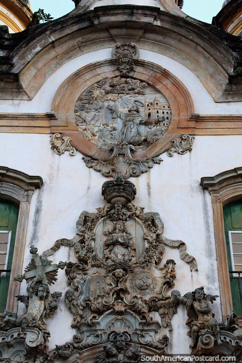 Cerrar la vista de la fachada frontal de la Iglesia de San Francisco de Ass, Ouro Preto. (480x720px). Brasil, Sudamerica.