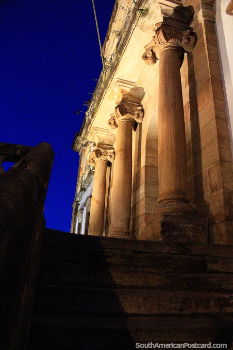Columnas y piedra, arquitectura Barroca por la noche en Ouro Preto. (480x720px). Brasil, Sudamerica.