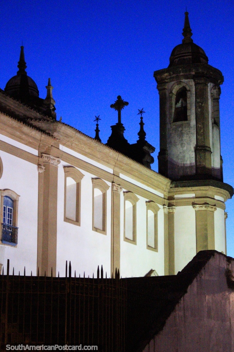 Los fantasmas podan aparecer en cualquier momento de esta asombrosa escena en Ouro Preto por la noche. (480x720px). Brasil, Sudamerica.