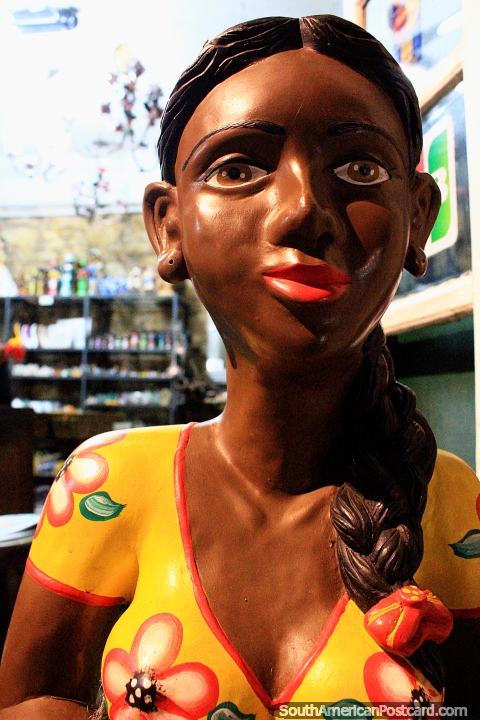 Figuras que se encuentran en las tiendas de arte en todo el pas que representan la cultura, Ouro Preto. (480x720px). Brasil, Sudamerica.
