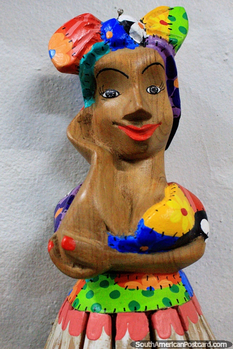 El primo de Minnie Mouse en colores agradables, una estatuilla de madera en Ouro Preto. (480x720px). Brasil, Sudamerica.