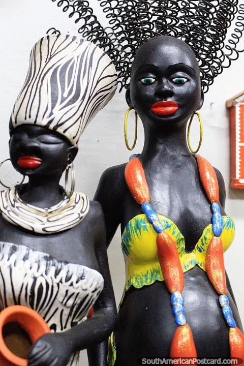 Cabelo assombroso, chapu impressionante, bonecas culturais de uma loja de artes e ofcios em Ouro Preto. (480x720px). Brasil, Amrica do Sul.
