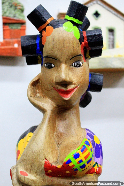 Mueca de madera con muchos tefillin en la cabeza, visita las tiendas de arte en Ouro Preto. (480x720px). Brasil, Sudamerica.