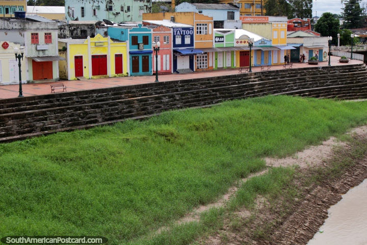 Fila icónica de tiendas y bares en colores brillantes frente al río Acre en Rio Branco. (720x480px). Brasil, Sudamerica.
