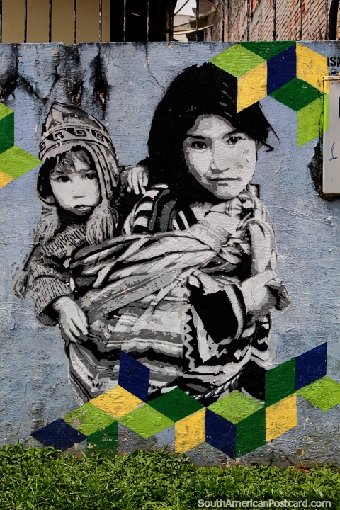 Madre lleva a su hijo en su espalda, arte callejero en blanco y negro en Rio Branco. (480x720px). Brasil, Sudamerica.