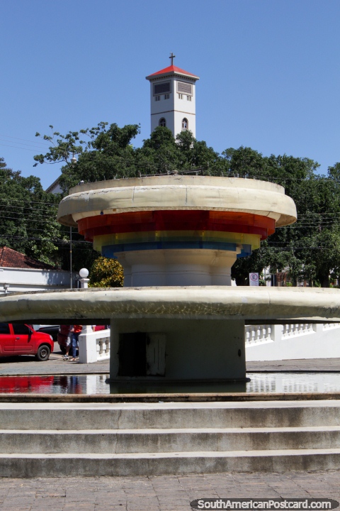 Fonte, torre de catedral e céus azuis em Rio central Branco. (480x720px). Brasil, América do Sul.