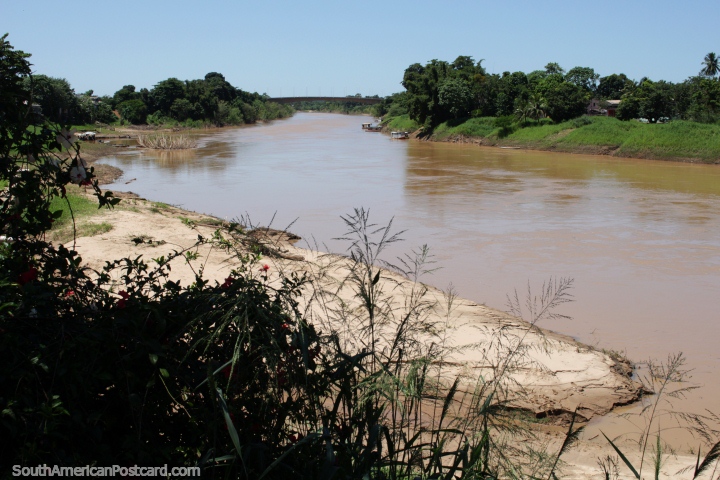 El río Acre en Rio Branco atraviesa la ciudad, baja y disfruta de la vista. (720x480px). Brasil, Sudamerica.