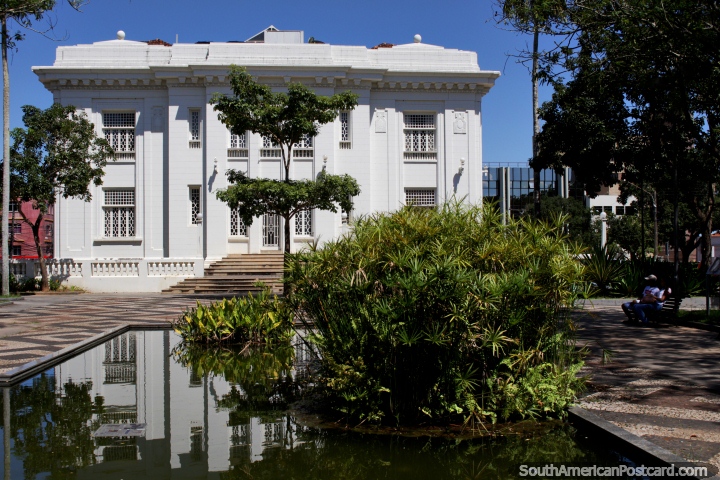Fachada blanca y la bonita zona con estanque y rboles en la parte posterior del Palacio de Gobierno en Rio Branco. (720x480px). Brasil, Sudamerica.