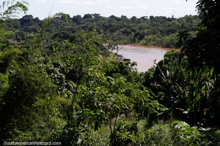 O mato verde rodeia o rio e a cidade de Rio Branco na Bacia de Amazônia. (720x480px). Brasil, América do Sul.